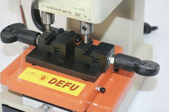 180 W motorvermogen Elektrische sleutelsnijmachine voor het maken van dubbele sleutels Spanning 110/220V