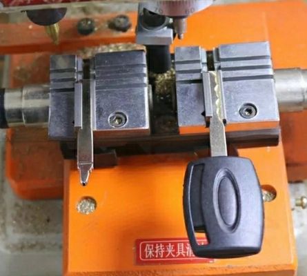 180 W motorvermogen Elektrische sleutelsnijmachine voor het maken van dubbele sleutels Spanning 110/220V