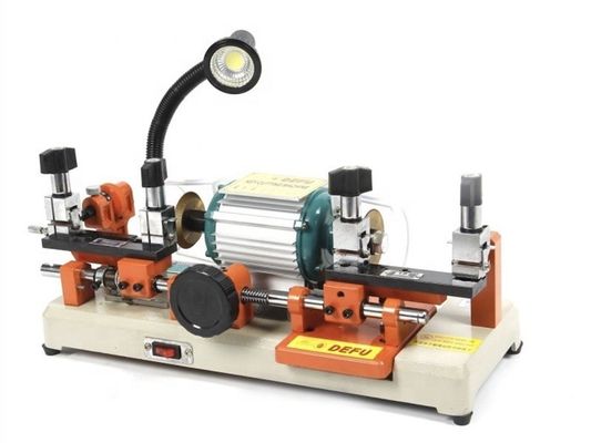 Onmogelijke duplicatie van autosleutels met automatische sleutelduplicatiemachine